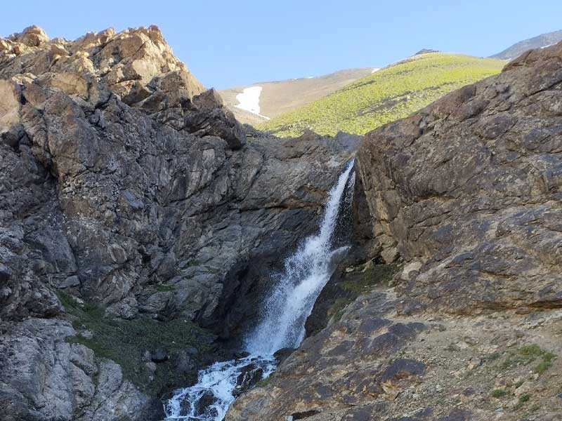 نمایی از آبشار خلنو و دور نمای گردنه ورزا