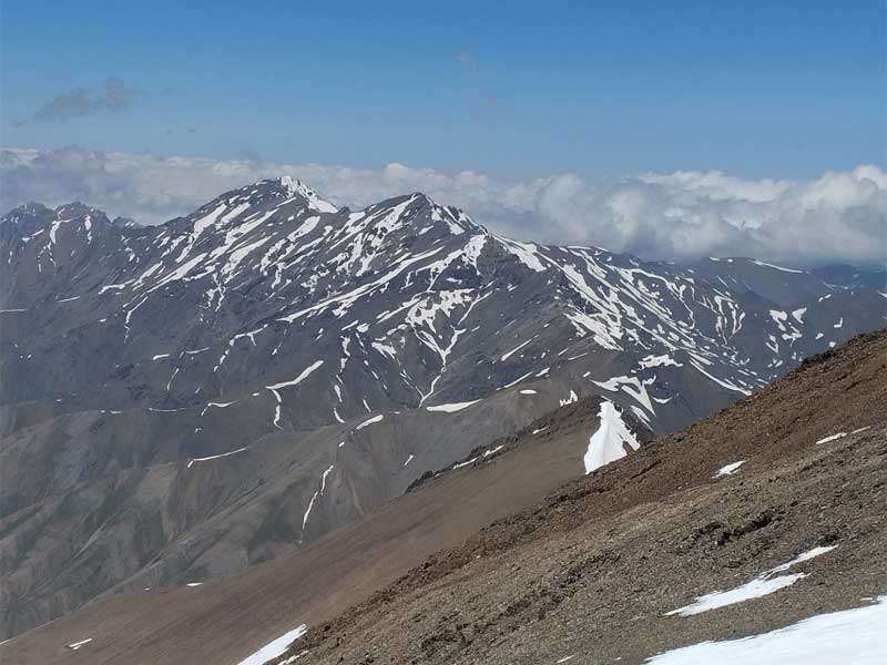 دور نمایی از قلل سرماهو، یخچال و کمانکوه برفراز قله خلنو