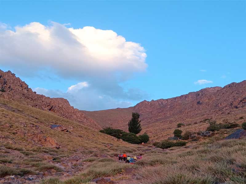 نمایی از نخستین چشمه کم آب و گردنه کم ارتفاع در ابتدای مسیر پیمایش در جهت غرب