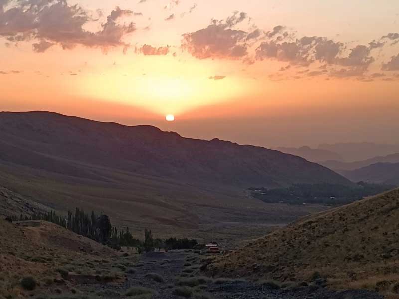 لحظه طلوع با نمایی از محل شب مانی از باغ های مشرف به دوراهی آبشار طامه