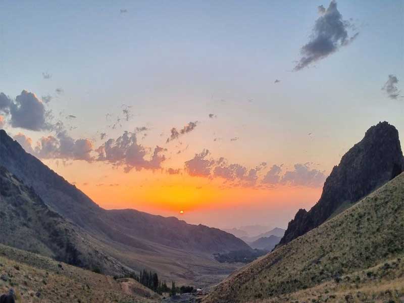 نمایی از انتهای روستای طامه، بند طامه، باغ میوه و گوسفند سرای مشرف به دوراهی آبشار طامه