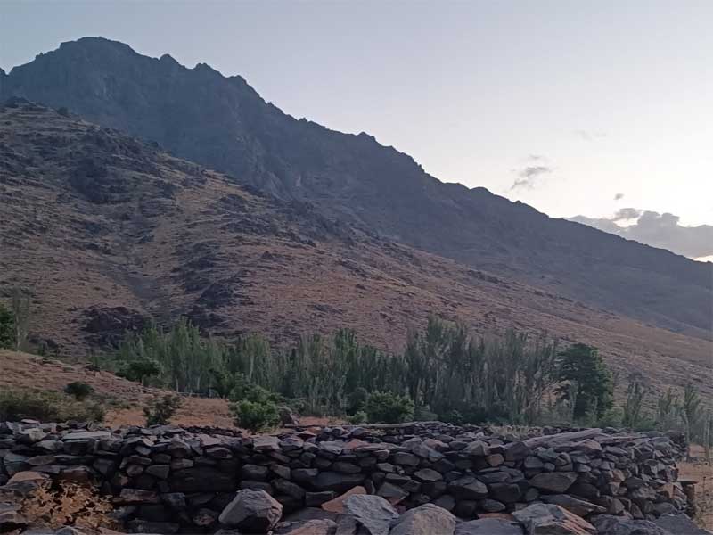 نمایی از انتهای روستای طامه، بند طامه، باغ میوه و گوسفند سرای مشرف به دوراهی آبشار طامه