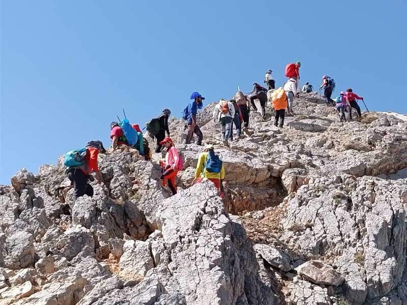 بخشی از مسیر یال سنگی منتهی به قله