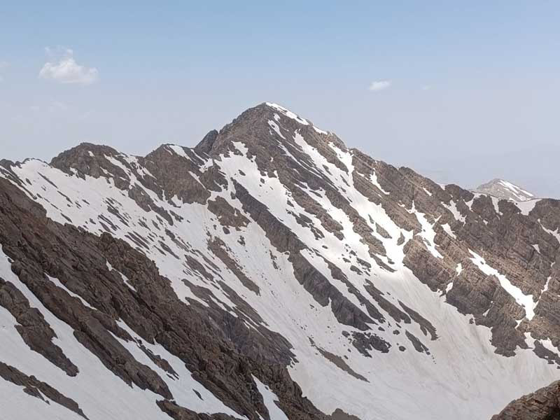 نمایی زیبا از چال کبود و قلل گل گل، گل ریز و گل گهر