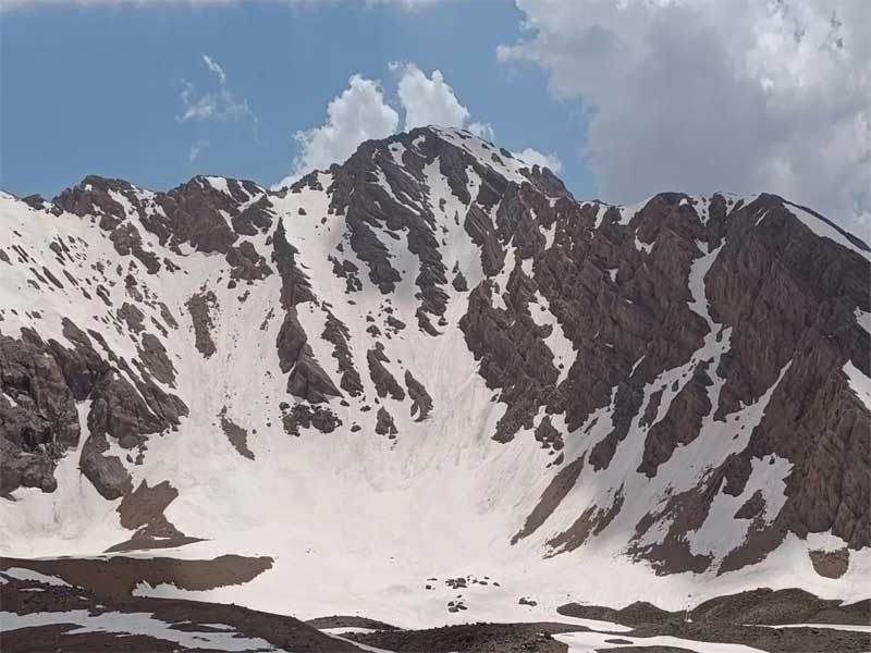 نمایی زیبا از چال کبود اشترانکوه